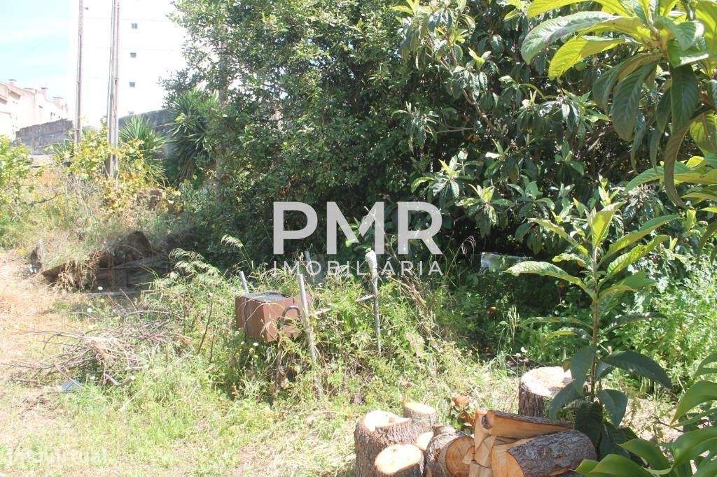 Conjunto de dois prédios urbanos em propriedade total, para reconstruç-7