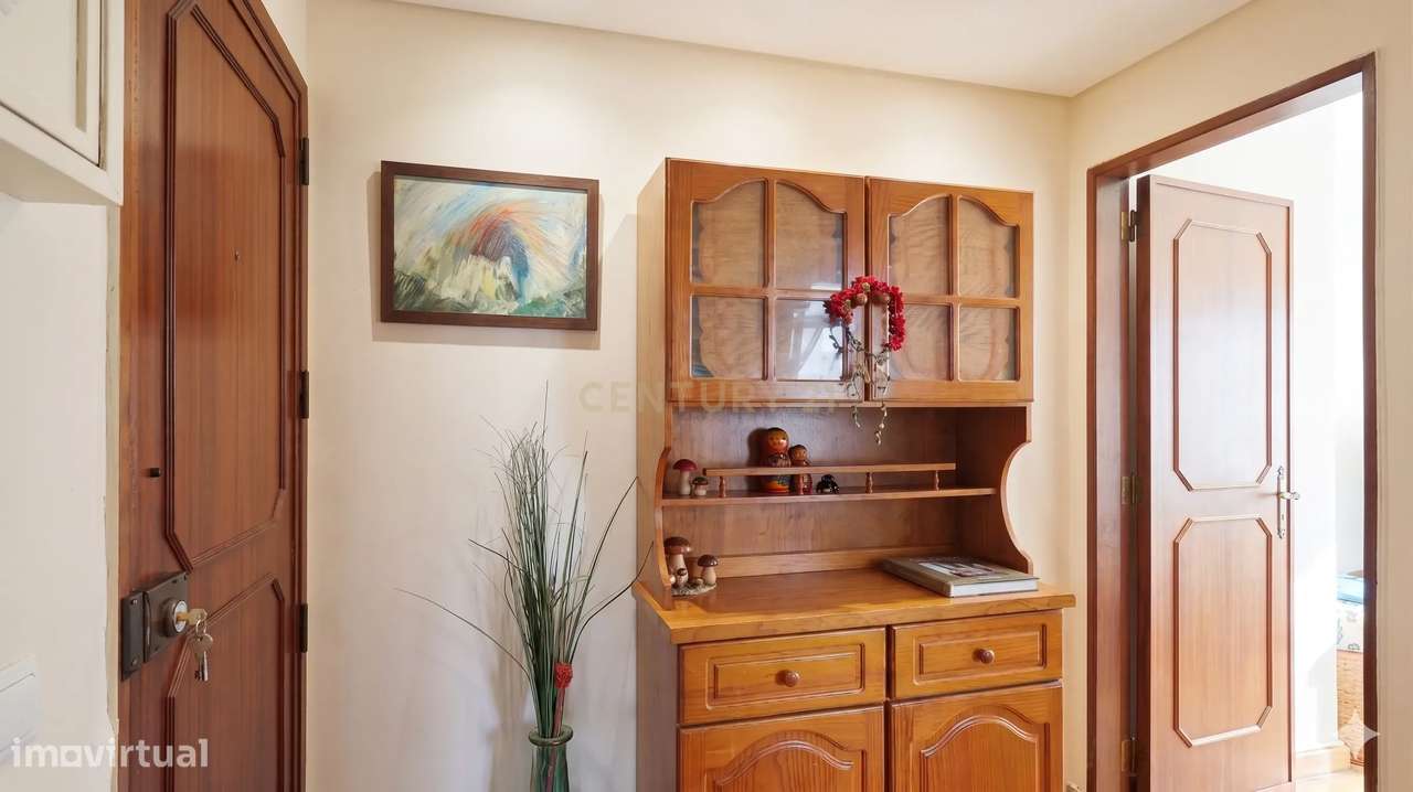 Apartamento T2 com Varanda na Venteira, Amadora-8