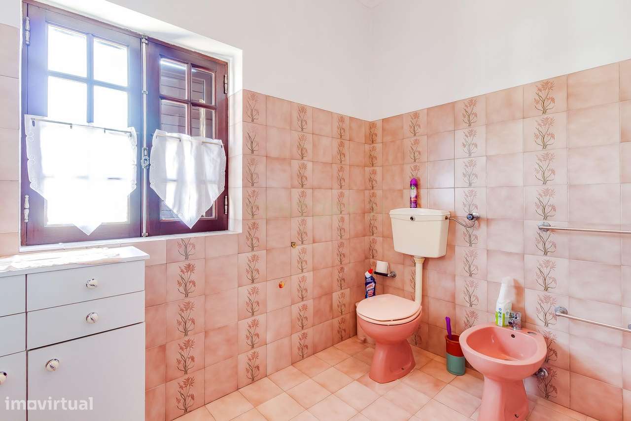 Moradia T4 com Potencial para 2 Frações  Terreno de 8.480 m²  Torres N-22