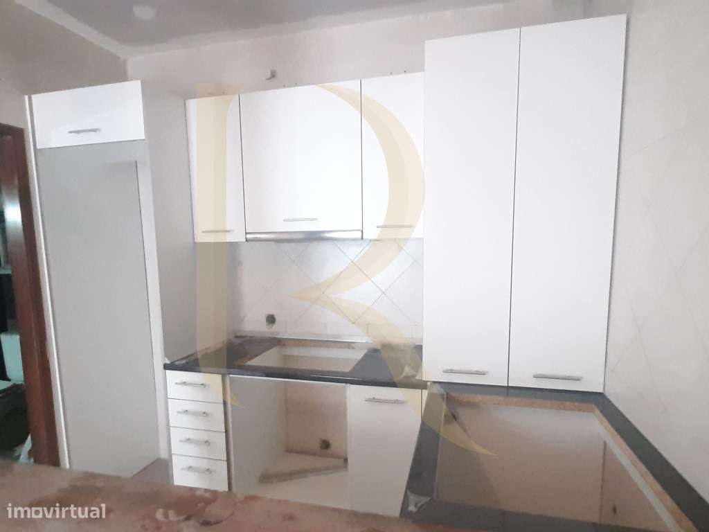 Moradia em banda T1 remodelado com sótão na Torre da Marinha - Grande imagem: 2/8