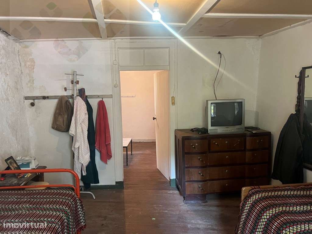 Moradia frente Monsanto, Excelente oportunidade, T2, por recuperar!-32