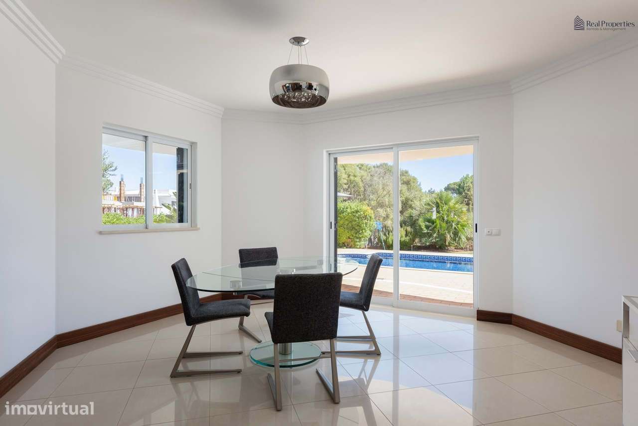 Moradia Térrea T4 Isolada em Albufeira – Um Refúgio de Luz, Conforto e-6