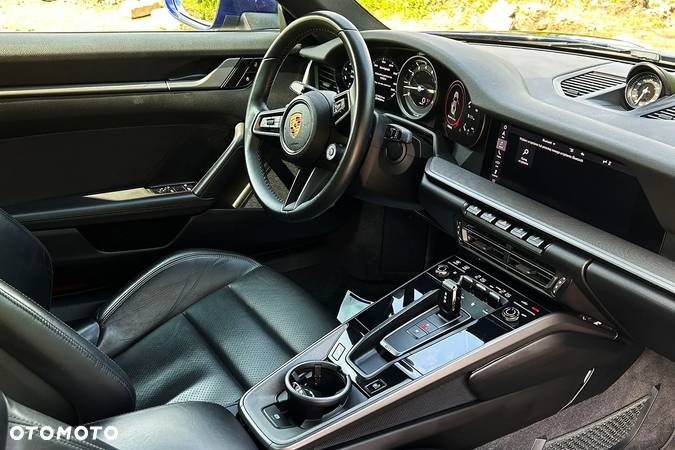 Porsche 911 Carrera 4 - 11