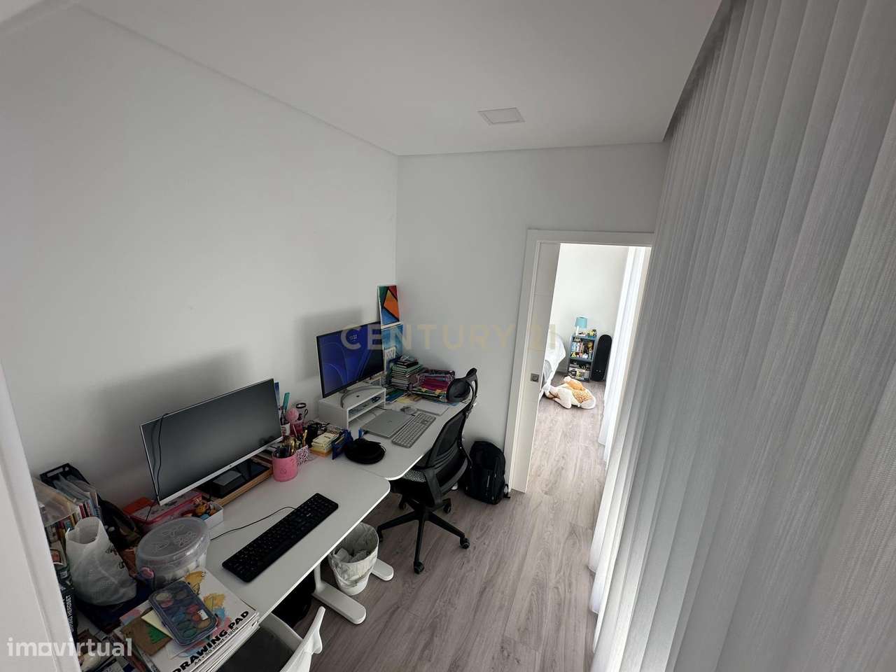 Moradia Térrea com Piscina aquecida e excelente jardim. Localizada em-34