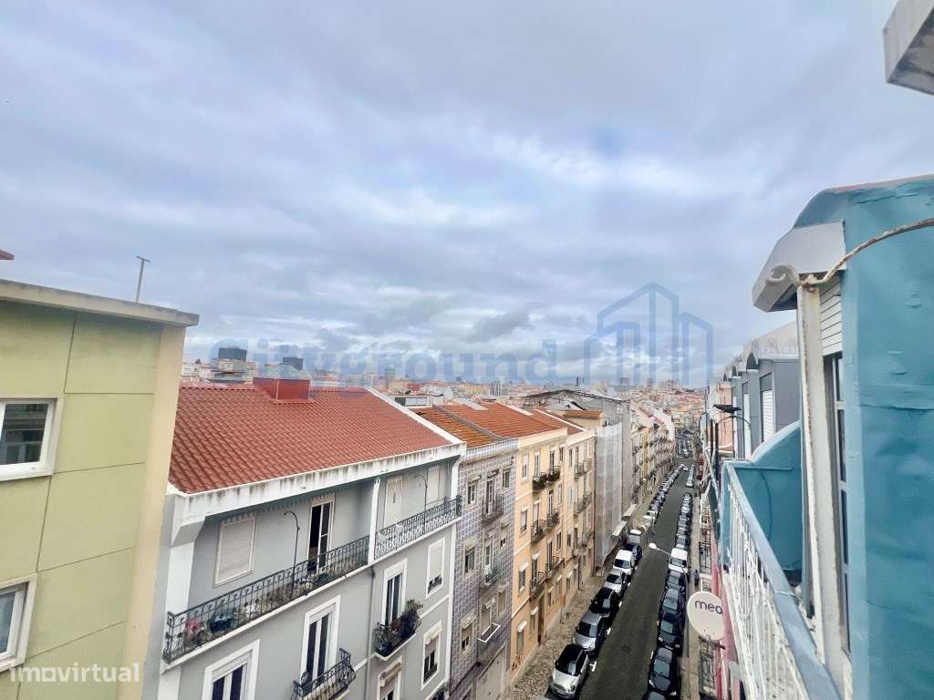 Apartamento T2 +1 com vista, luz e potencial na Penha de França - Grande imagem: 4/36