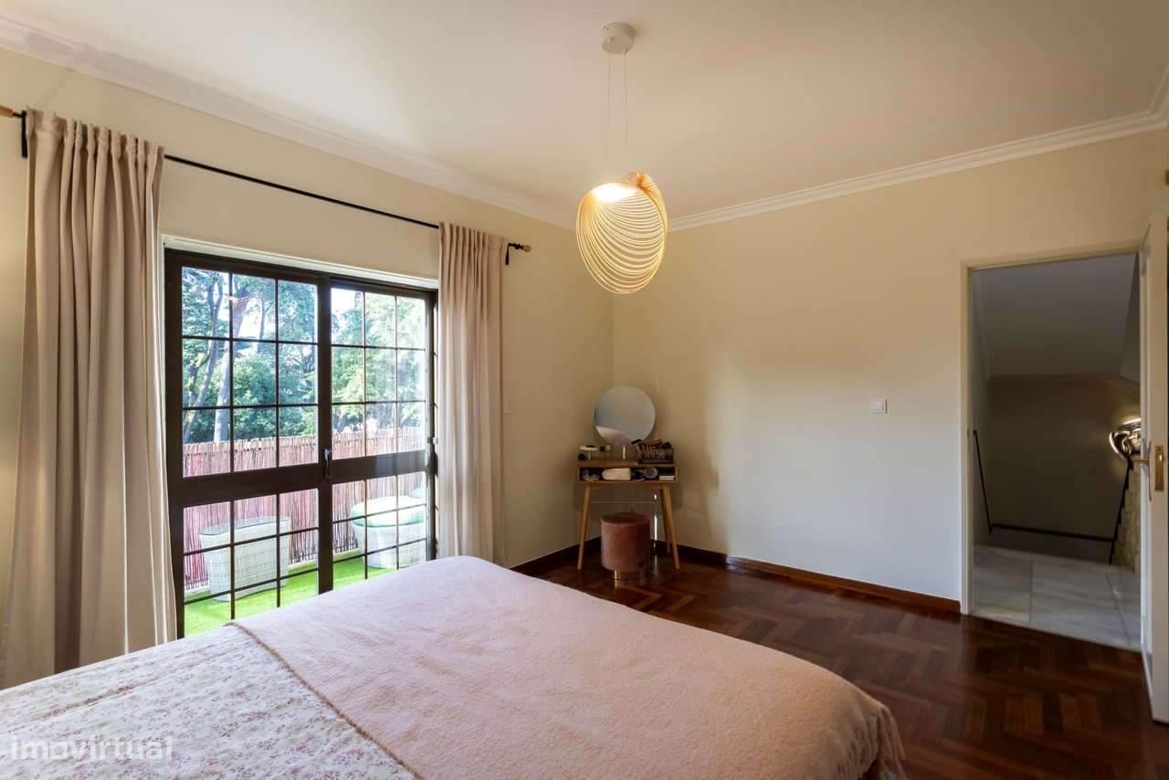 Moradia remodelada com jardim, garagem e vista desafogada, Algueirão,-36