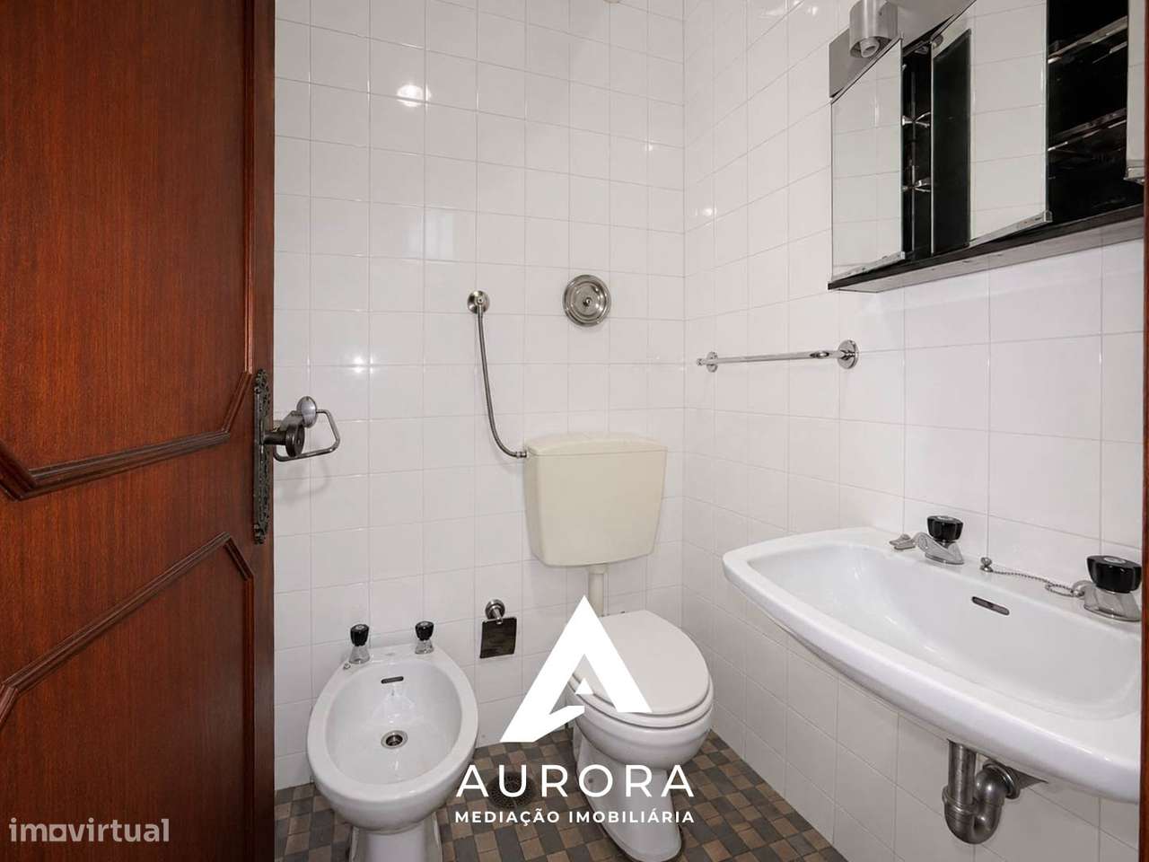 Apartamento T2 com excelente potencial de valorização-11