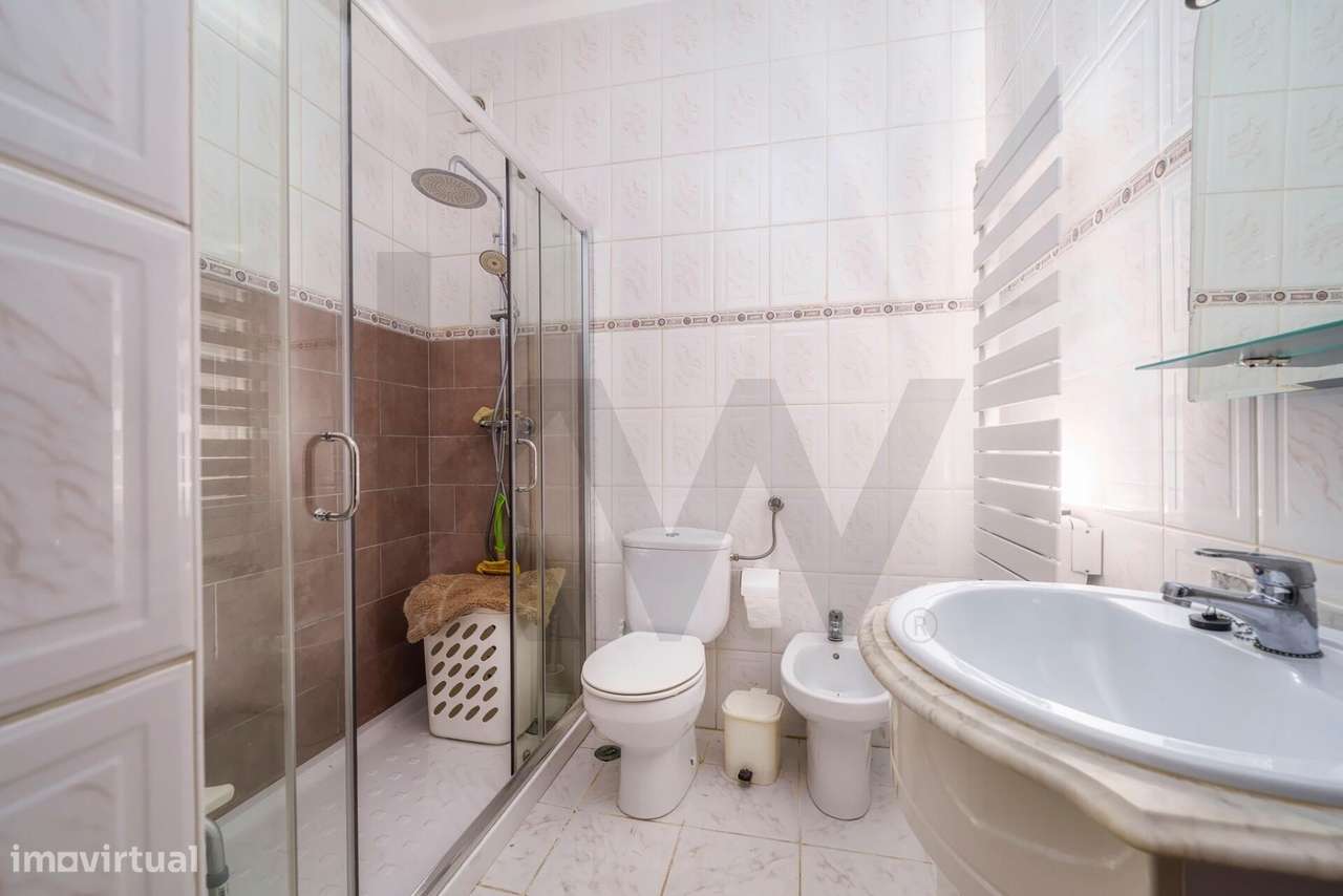 Apartamento T3 com espaço exterior no centro de Vila Real de Santo Ant-26