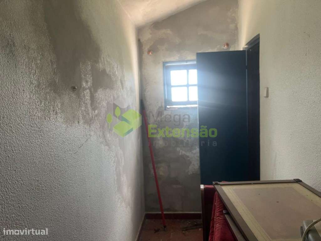 Antigo bar, para recuperar, perto de Alcoentre - junto à A1, com lo...-18