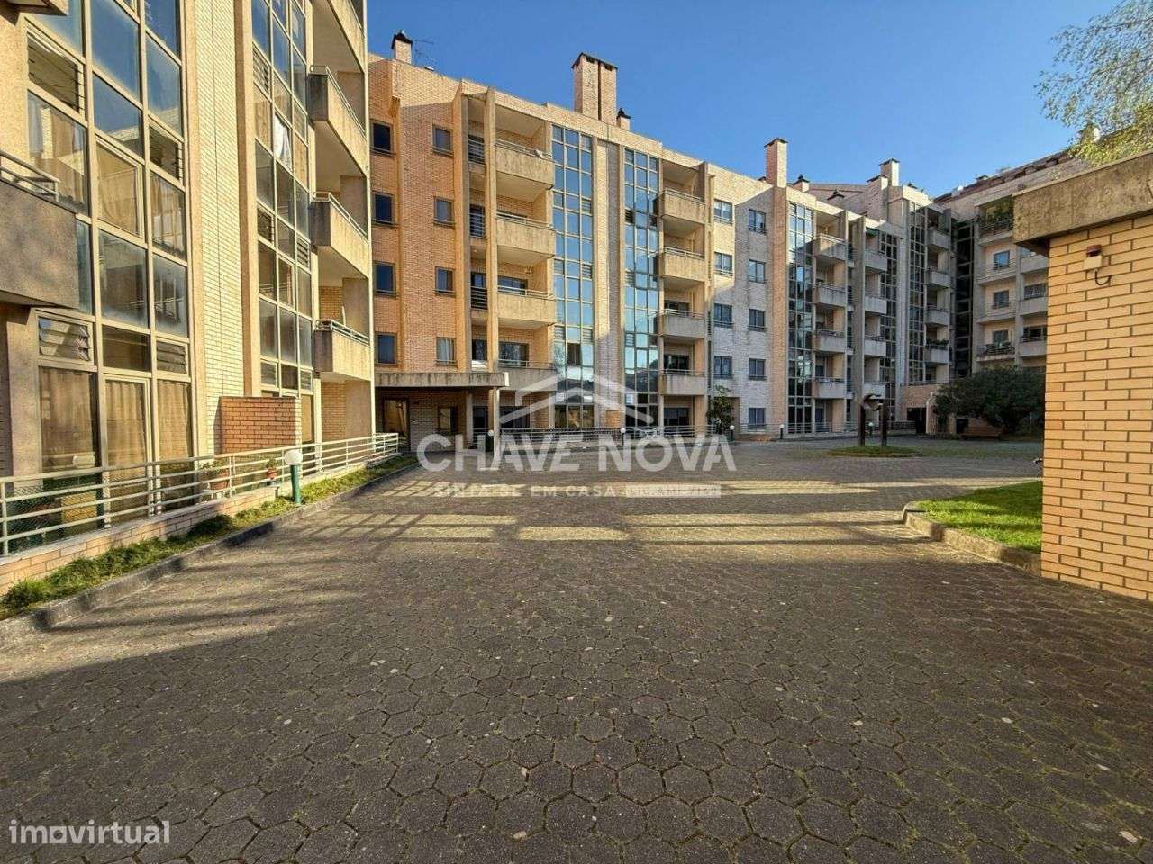 Apartamento T2+1 Renovado c/ Lugar de Garagem em Santa Marinha-24