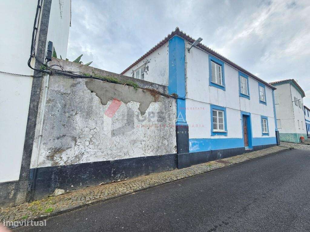 Moradia T4 com quintal, no coração da Praia da Vitória! - Grande imagem: 4/29