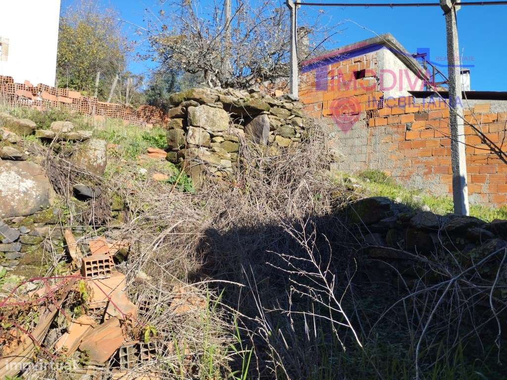 Ruina para reconstruir na freguesia de Castanheira de Pera - Grande imagem: 4/6