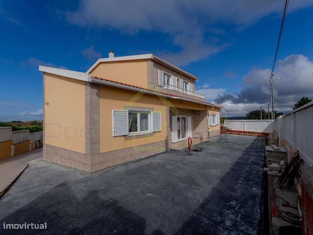 Moradia T4 a minutos dos acessos da A8 e perto das praias de região-38