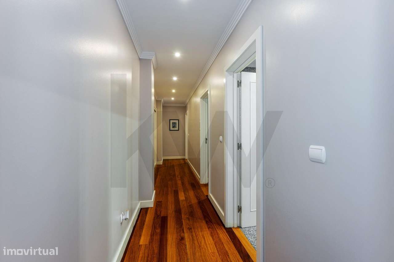 Excelente T5  em Condominio Fechado a Marechal Gomes da Costa, Porto-40