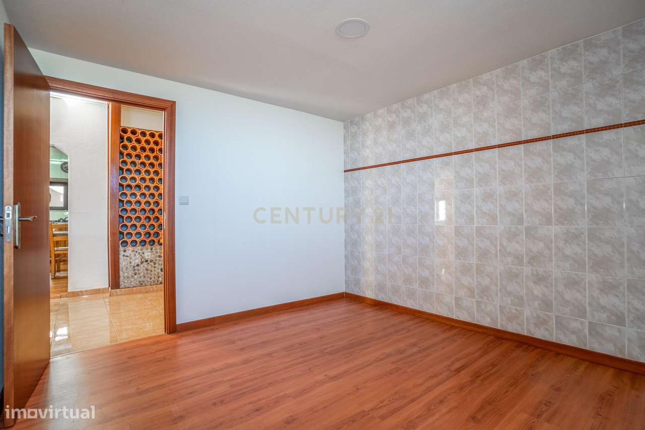 Moradia Bifamiliar com 2 Armazéns de Grande Dimensão-29