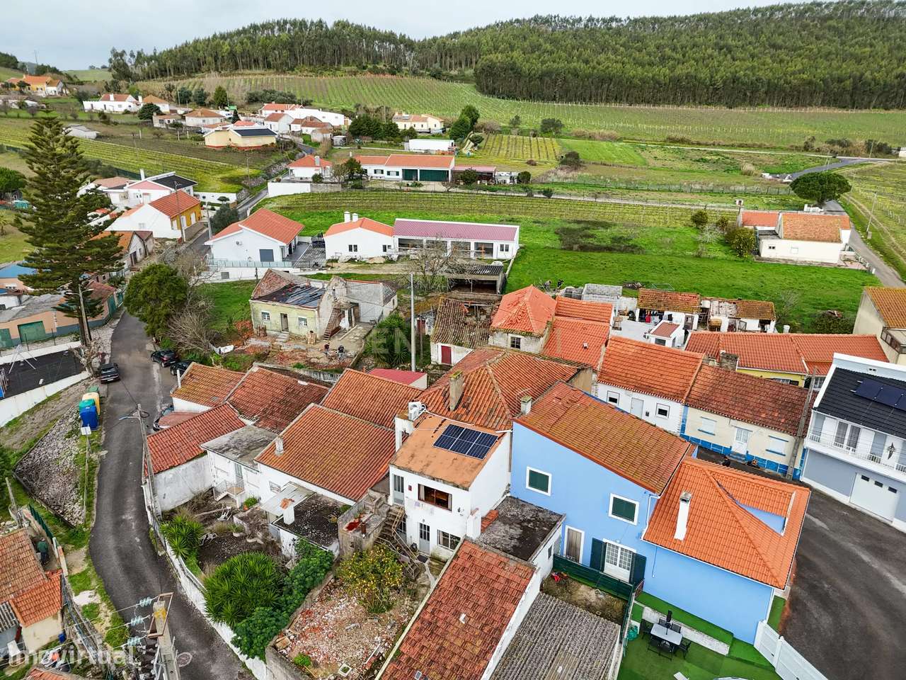 Moradia T3 com rés-do-chão comercial e jardim na Portela, Vila Verde d - Grande imagem: 3/32