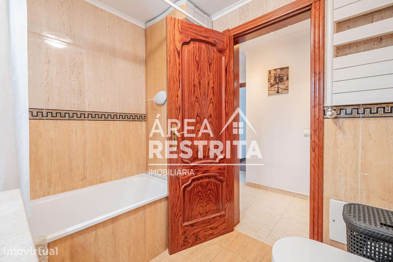 Apartamento T3 com parqueamento e elevador nos Fidalguinhos, Barreiro-27