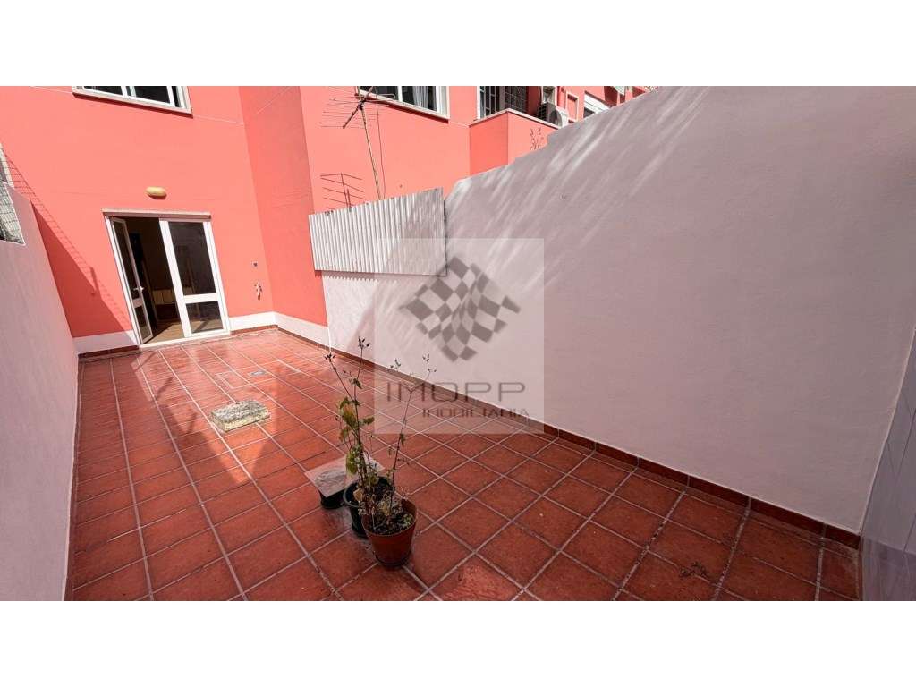 Espetacular T1 remodelado com logradouro em Benfica-10