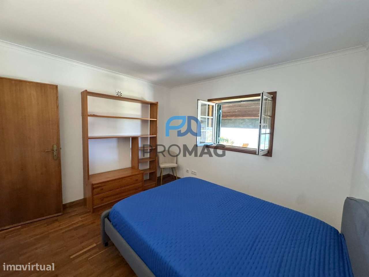 Moradia com excelente área, piscina e plena privacidade-24