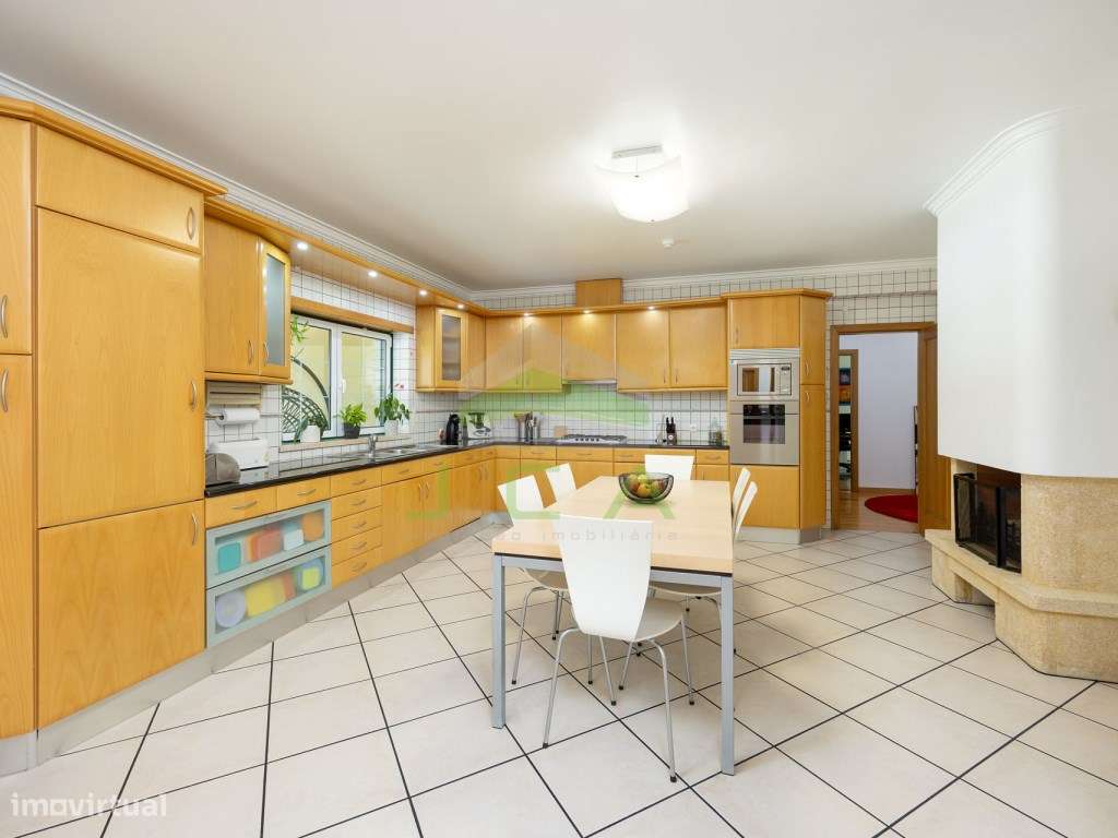 Moradia V4 com piscina e terreno a 15min de Leiria-12