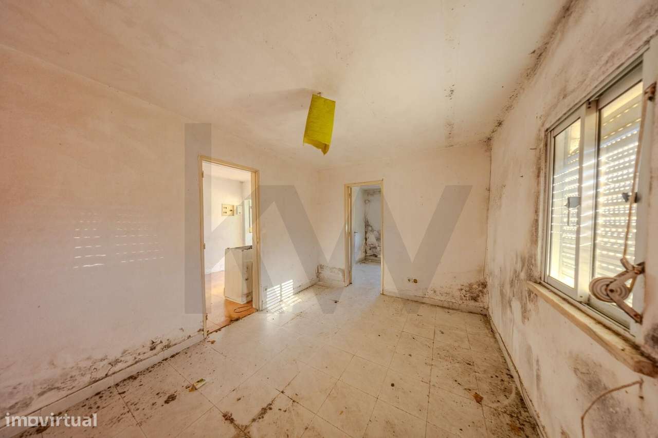 Moradia Bi-Familiar + 2 Anexos Habitáveis na Sobreda Caparica-18