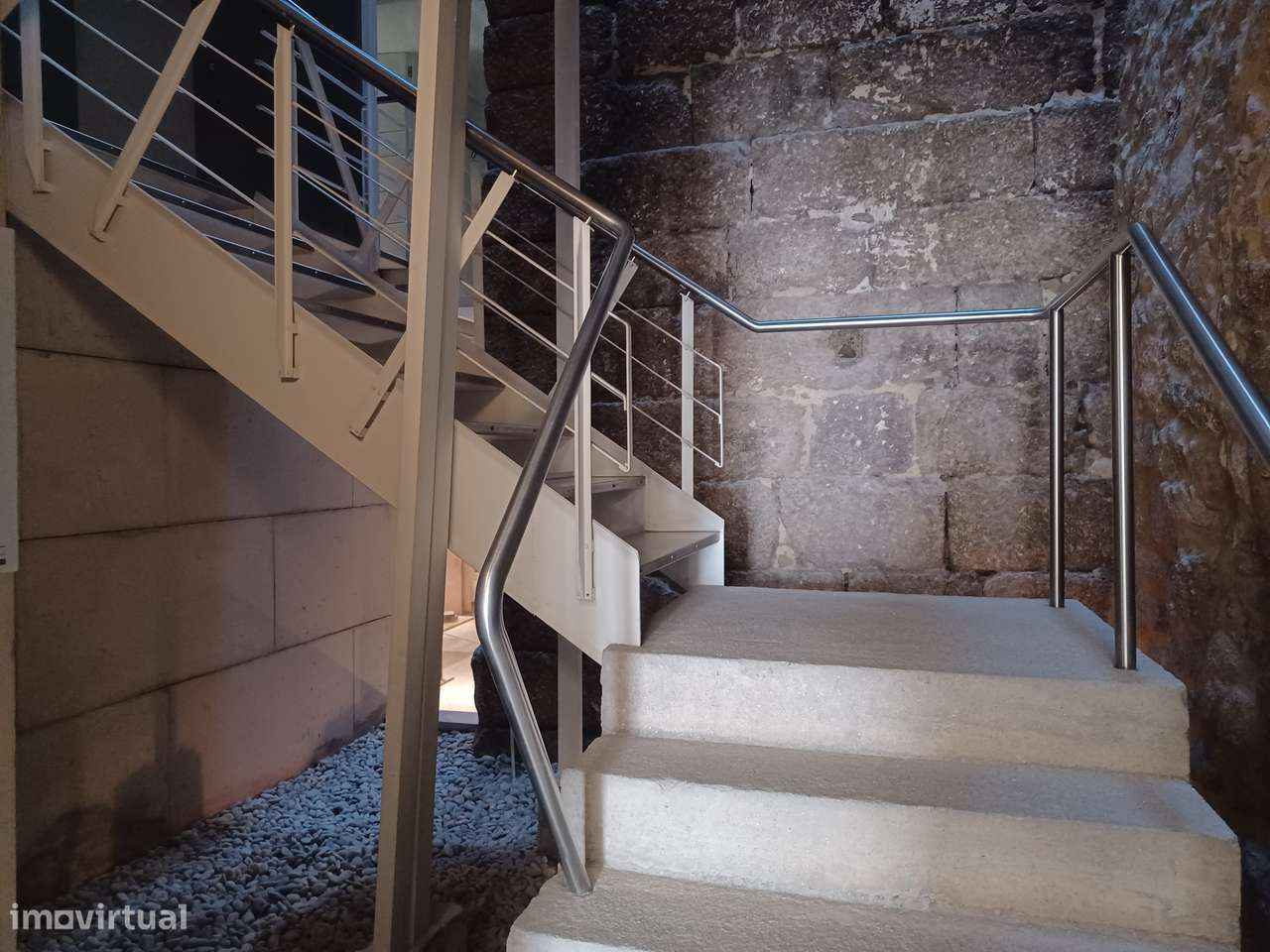 T0 Totalmente Remodelado e Equipado e Mobilado centro da cidade - Grande imagem: 5/23