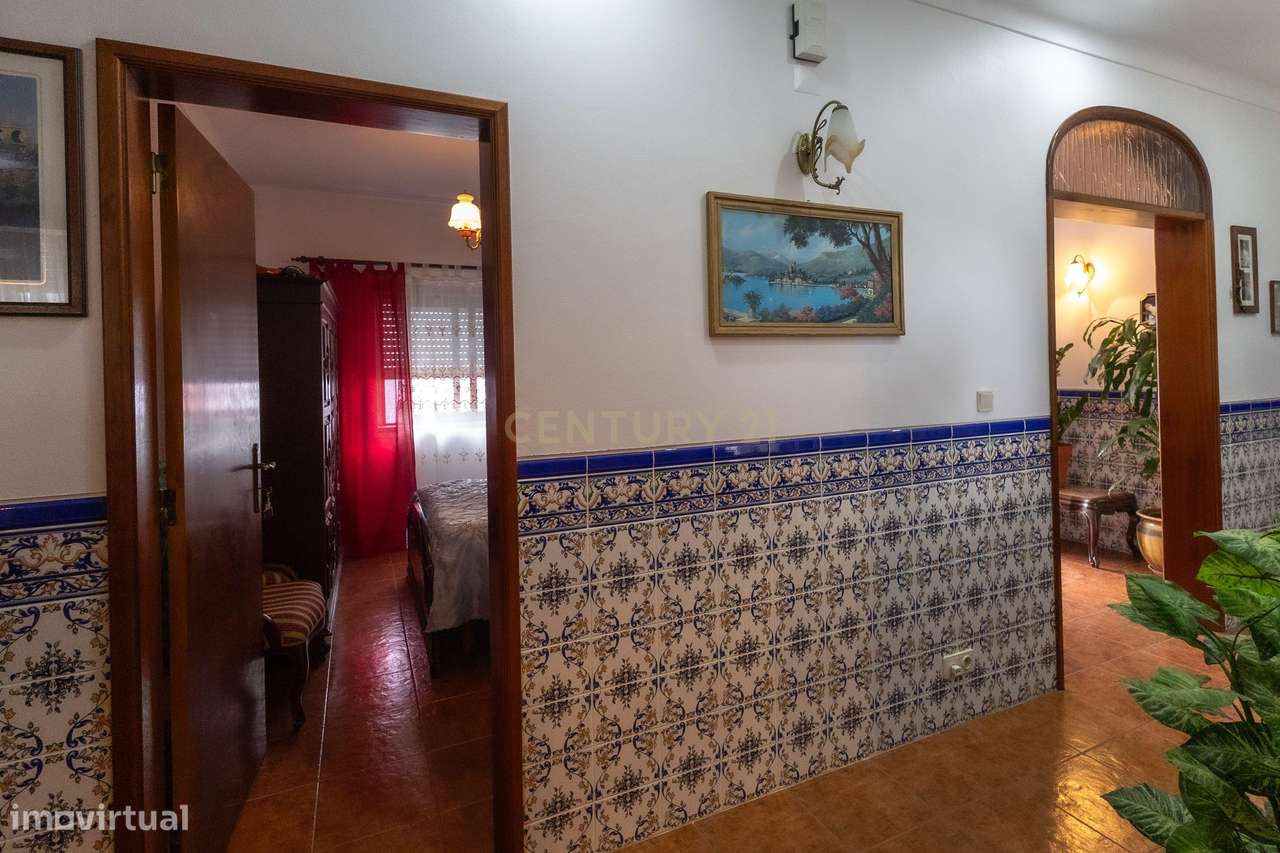 Moradia T3 com quintal, garagem e anexos no centro de Ervidel-10