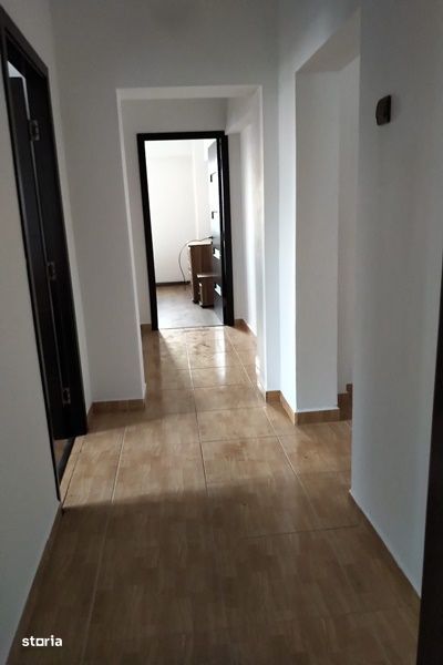 cv 44 Bd.Bucuresti apartament 4 camere decomandat etaj intermediar