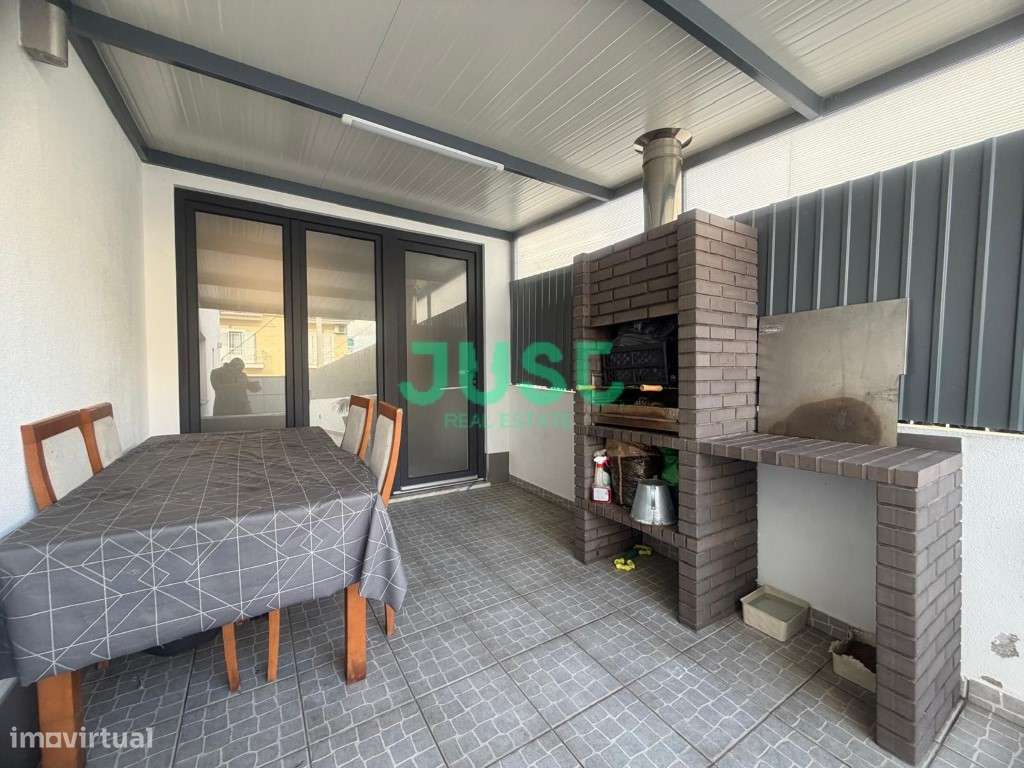 Moradia isolada, T3, seminova com garagem e piscina na Quinta do Conde-9