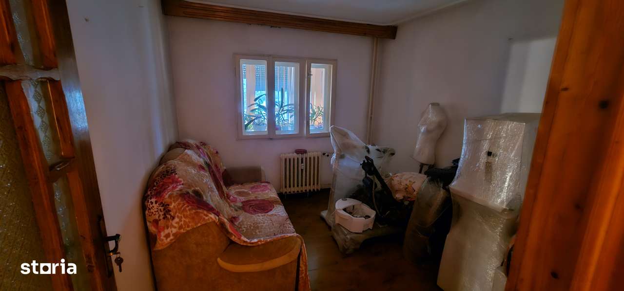 Apartament cu 3 camere decomandat zona Nicolina prima stație Podul ros-0