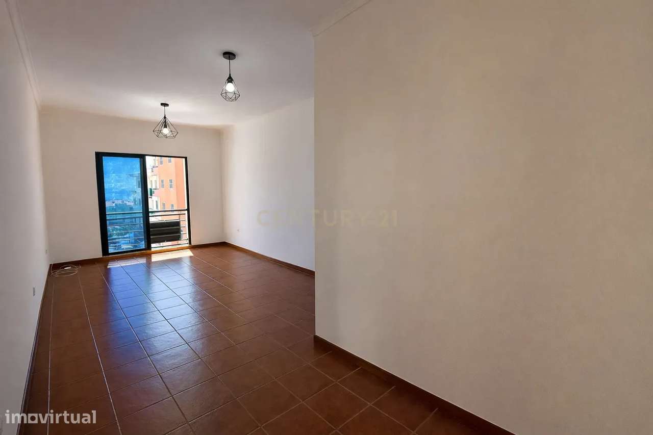 T2 Luminoso com Elevador em Câmara de Lobos - Grande imagem: 4/27