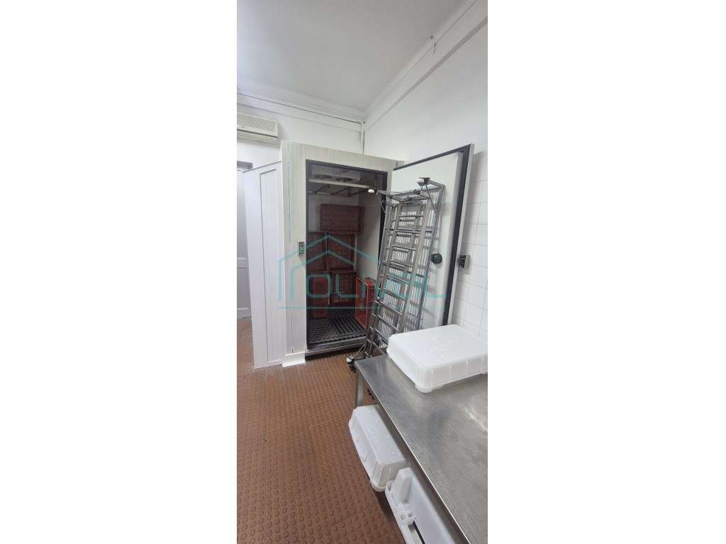 Talho e Charcutaria Tradicional - O Comércio de Proximidade no Port...-24