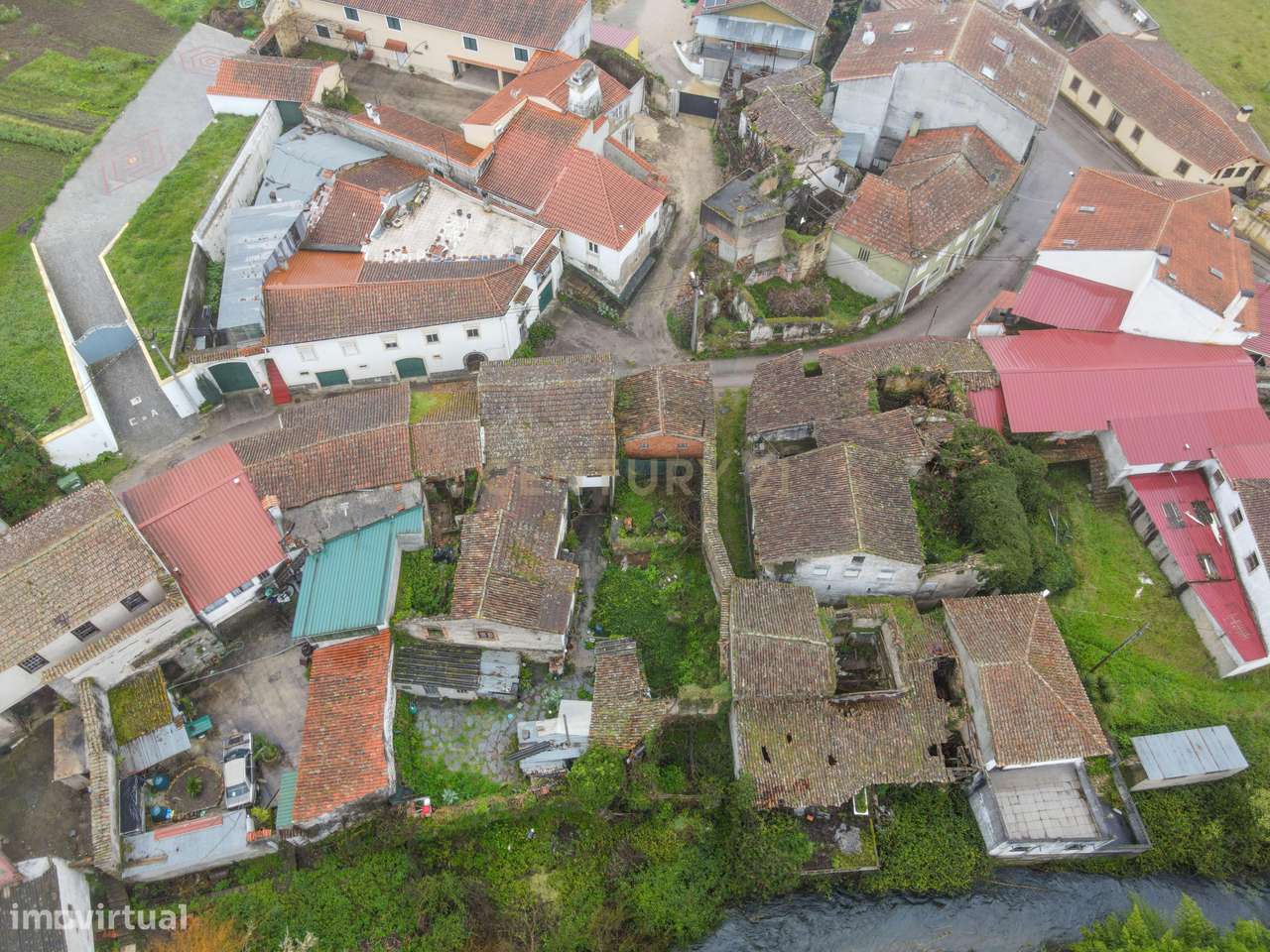 Duas Casas para restaurar com terreno, pátio, cozinha do forno junto d - Grande imagem: 5/27