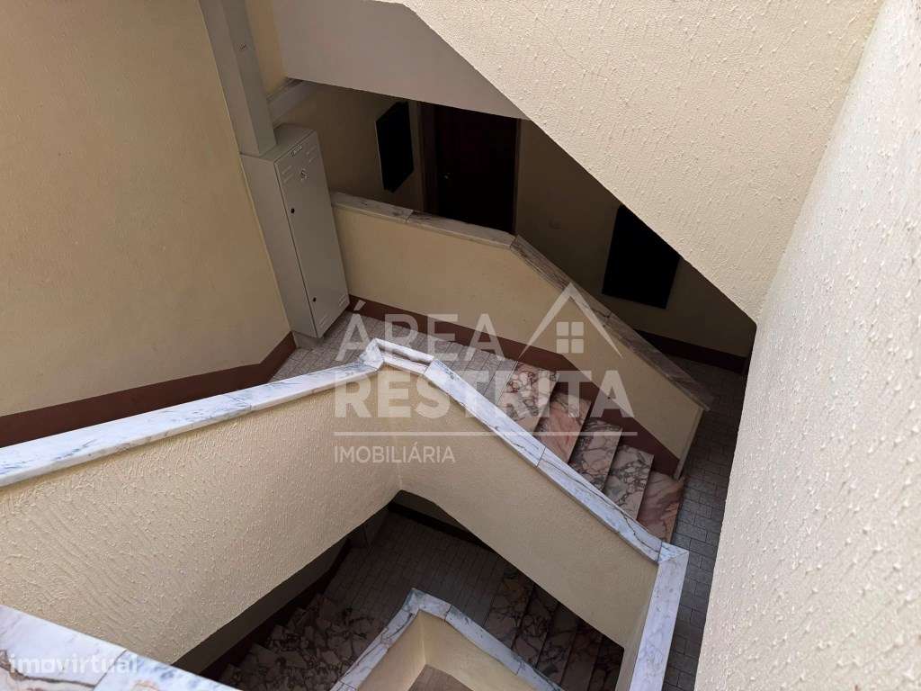 Apartamento T2 no Estádio da Medideira, Amora-19