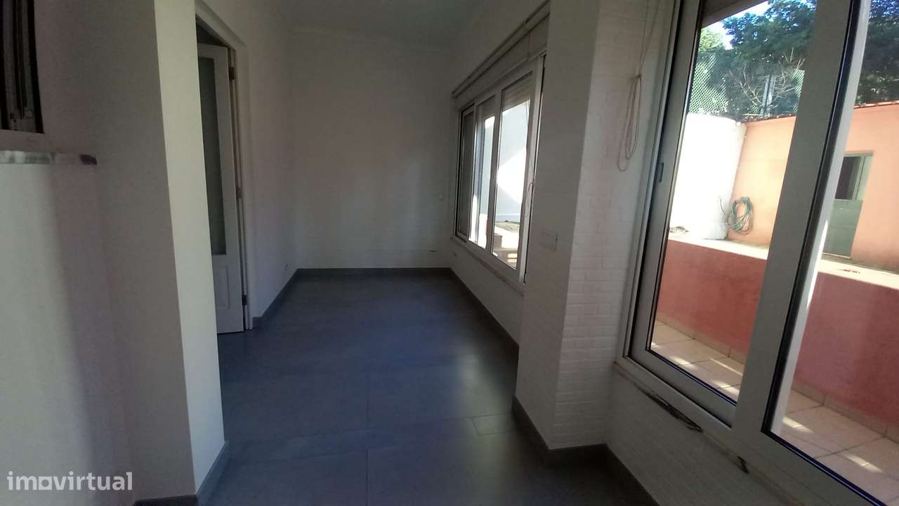 Oportunidade em Alcântara: T2 Moderno com Terraço Privativo - Grande imagem: 3/11