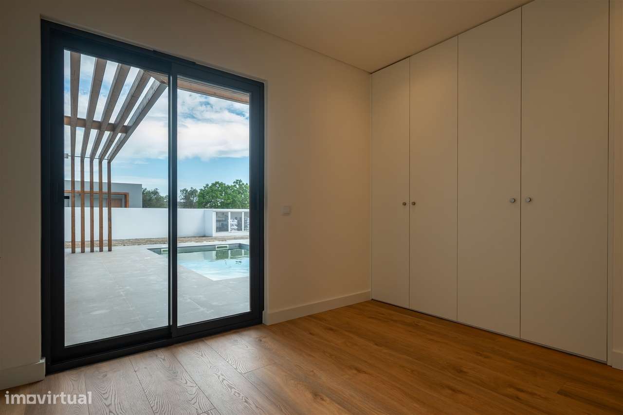 Conforto moderno, piscina privativa e tranquilidade de aldeia às porta-13