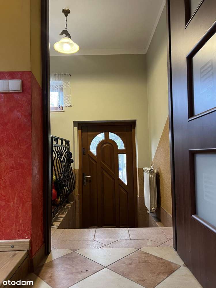 Funkcjonalny dom w dobrej lokalizacji-9