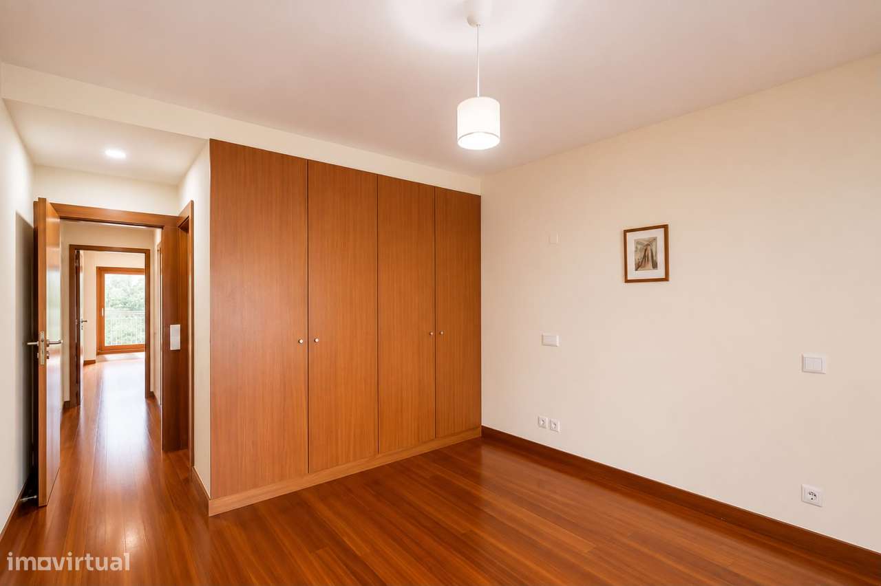 Apartamento T5 com 4 casas de banho e garagem-20
