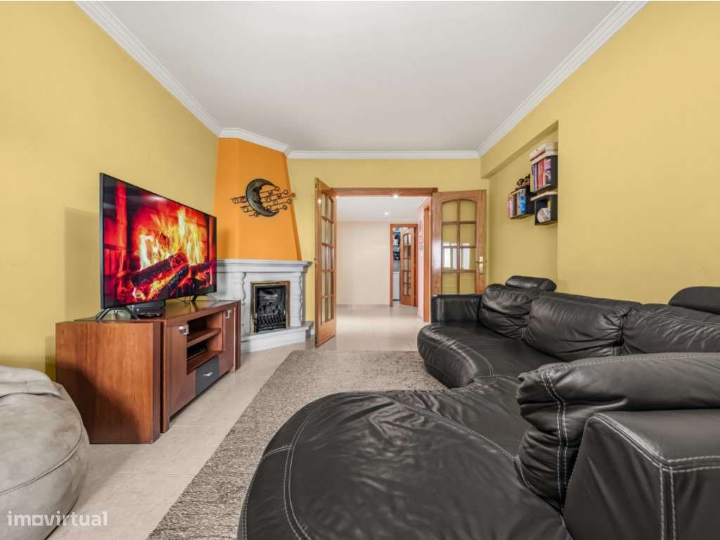 Apartamento T3 com Varanda e Garagem Box, na Quinta da Piedade-7