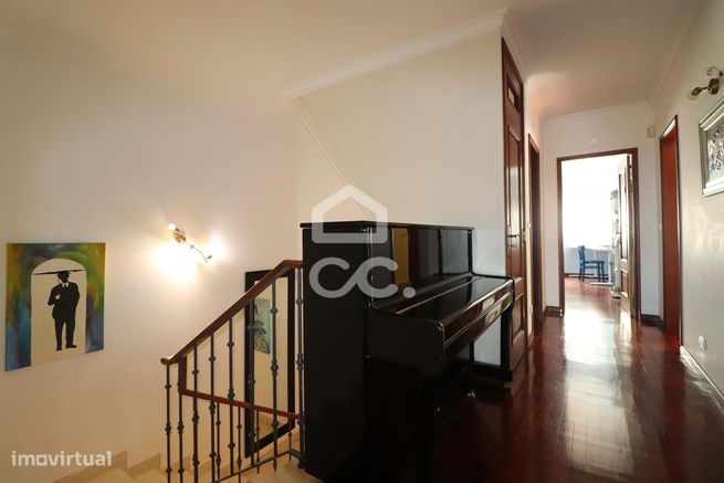 Moradia T5 nos Carvalhais com jardim, piscina e campo de jogos.-8