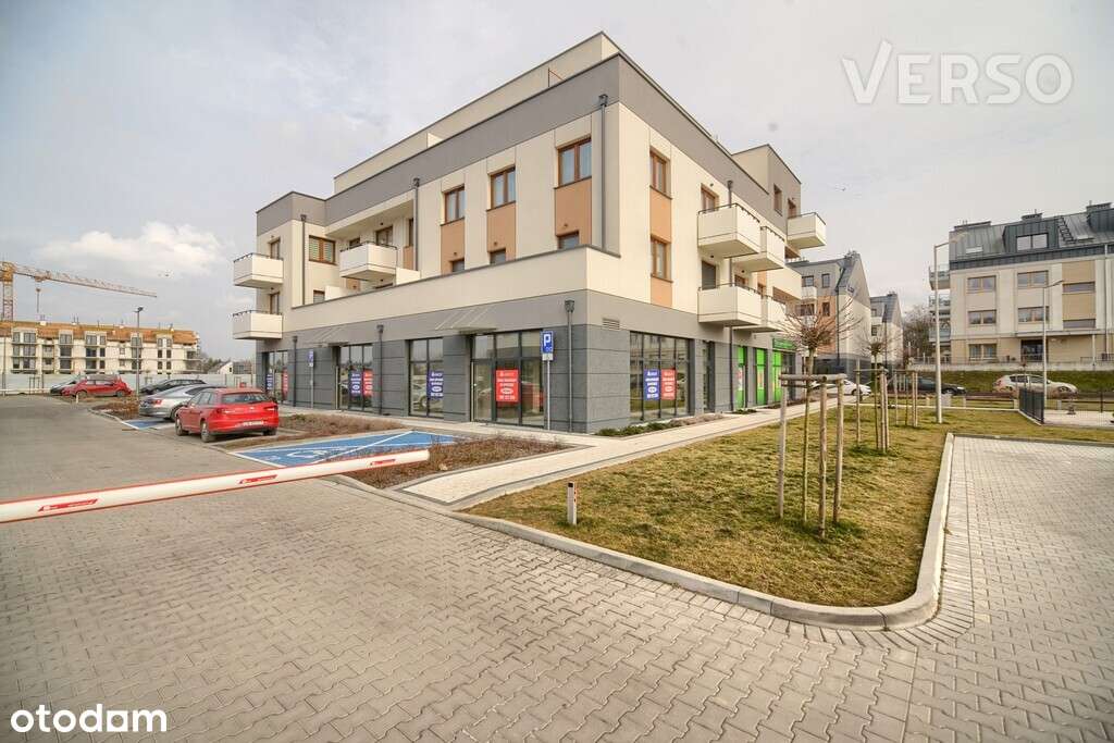 Narożny lokal z witrynami z ogródkiem-5