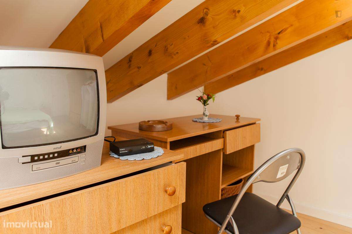 Quarto - localizado em Baixa Coimbra - Grande imagem: 5/10