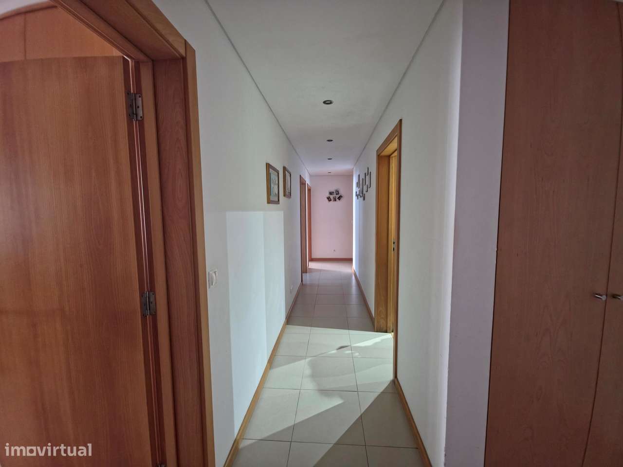 Apartamento fabuloso, familiar, T3, 2WC, Estacionamento privado. Ponta-9