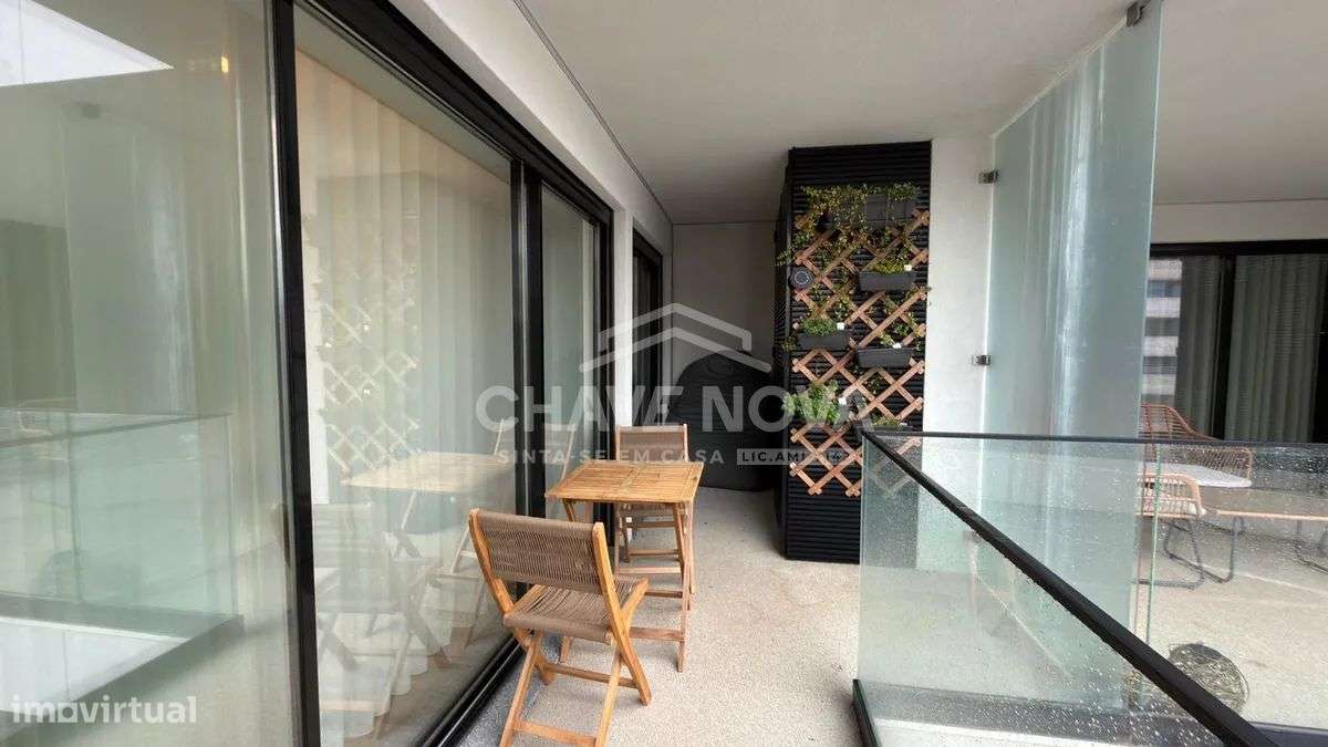 Apartamento T1+1 Como Novo c/ Lugar de Garagem em Santa Marinha (VL8)-12