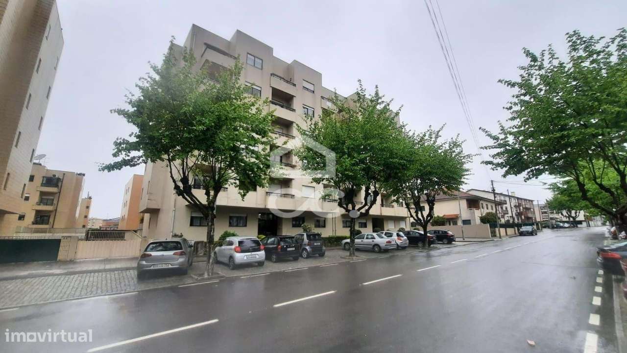 Apartamento T3+1 situado na zona da Levada, em Rio Tinto, Gondomar-0