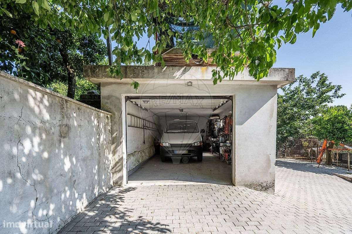 Moradia T4 com Terreno e Árvores de Fruto em Moure, Vila Verde-20