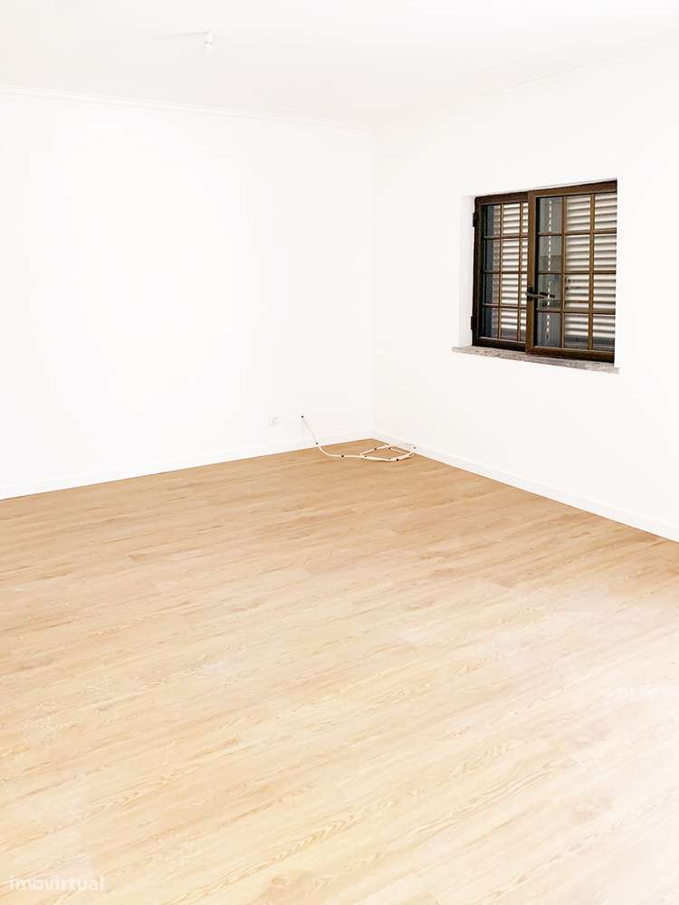 Moradia bi-familiar com entradas independentes (2 apartamentos) - Grande imagem: 4/28