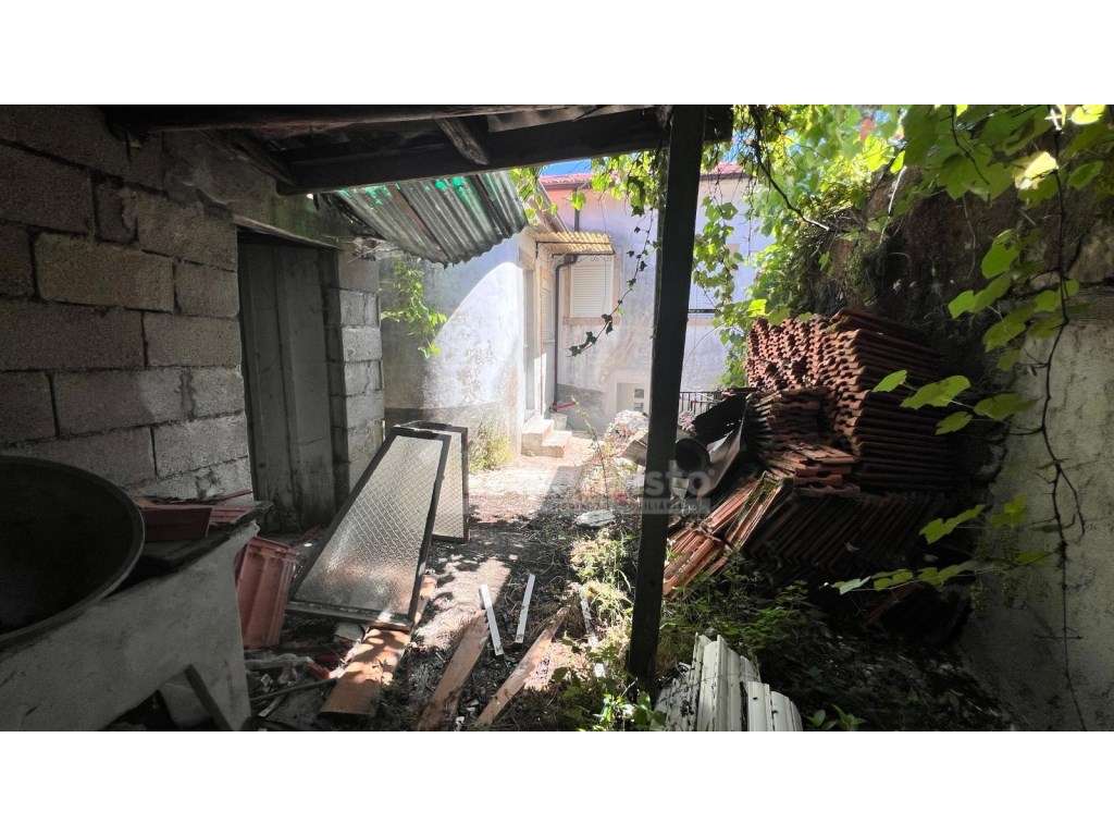 Moradia T2+1 Renovada com Logradouro em Castanheira de Pêra-11
