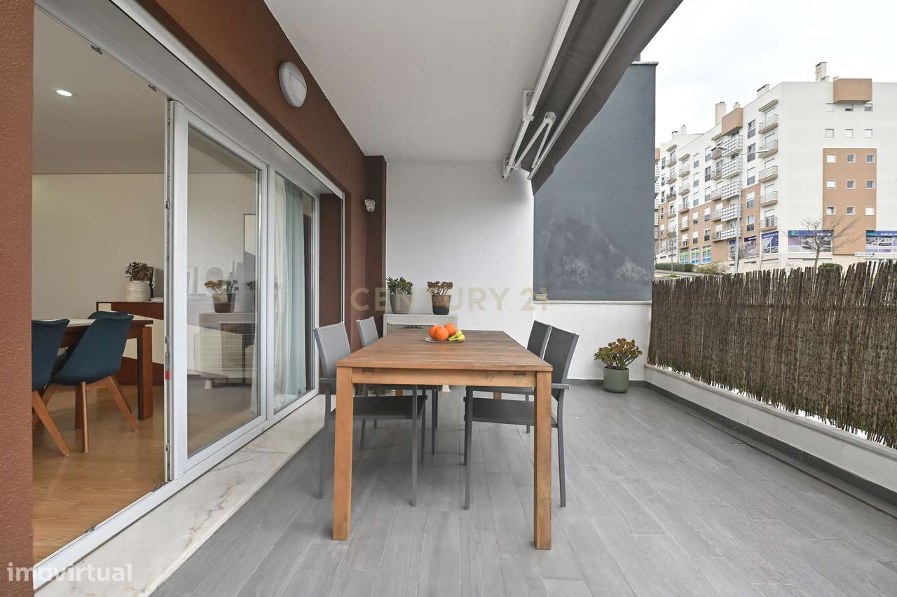 Elegante T2 com 2 Amplos Terraços e parqueamento  para Carro Elétrico-15