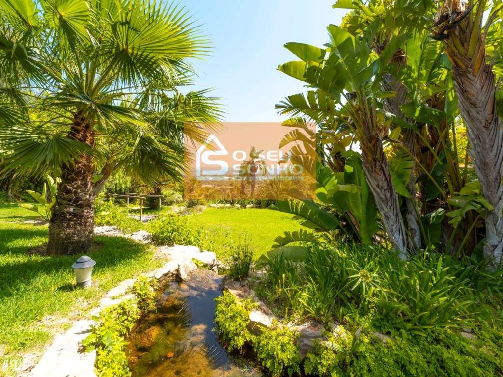 Moradia T4 em Santa Bárbara de Nexe-16